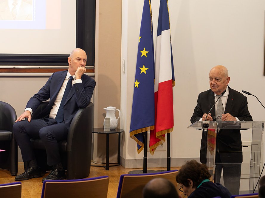 <strong>Ouverture du Colloque par M. François LONCLE, aux côtés de M. Roland LESCURE</strong> • photo : Rémy SALAÜN <small>© IPMF</small>