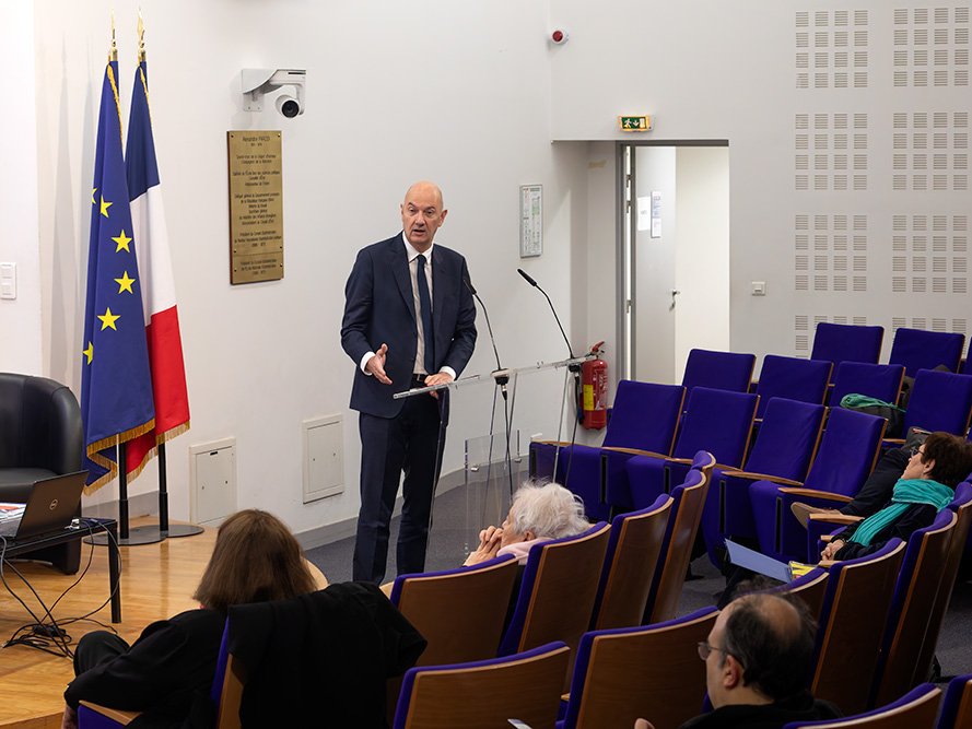 <strong>Discours d'ouverture par M. Roland LESCURE</strong> • photo : Rémy SALAÜN <small>© IPMF</small>